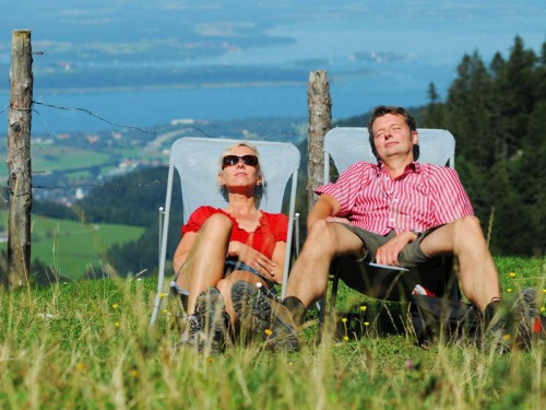 Wanderpause mit Blick auf den Chiemsee